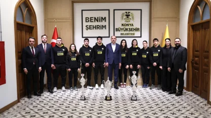 Konya Büyükşehir judocuları kupalarını Başkan Altay’a takdim etti