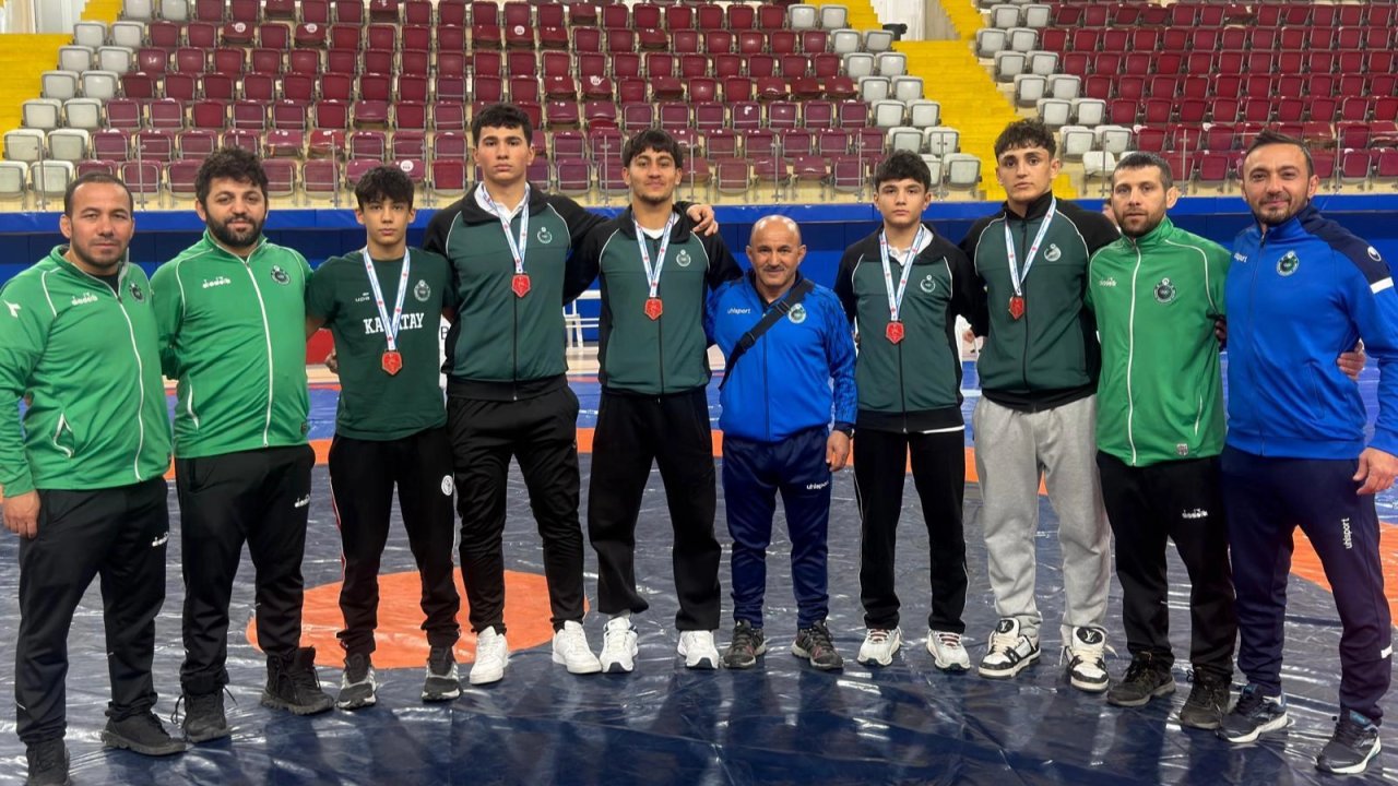 Konya Karatay'ın U17 güreşçileri şampiyonluk yolunda