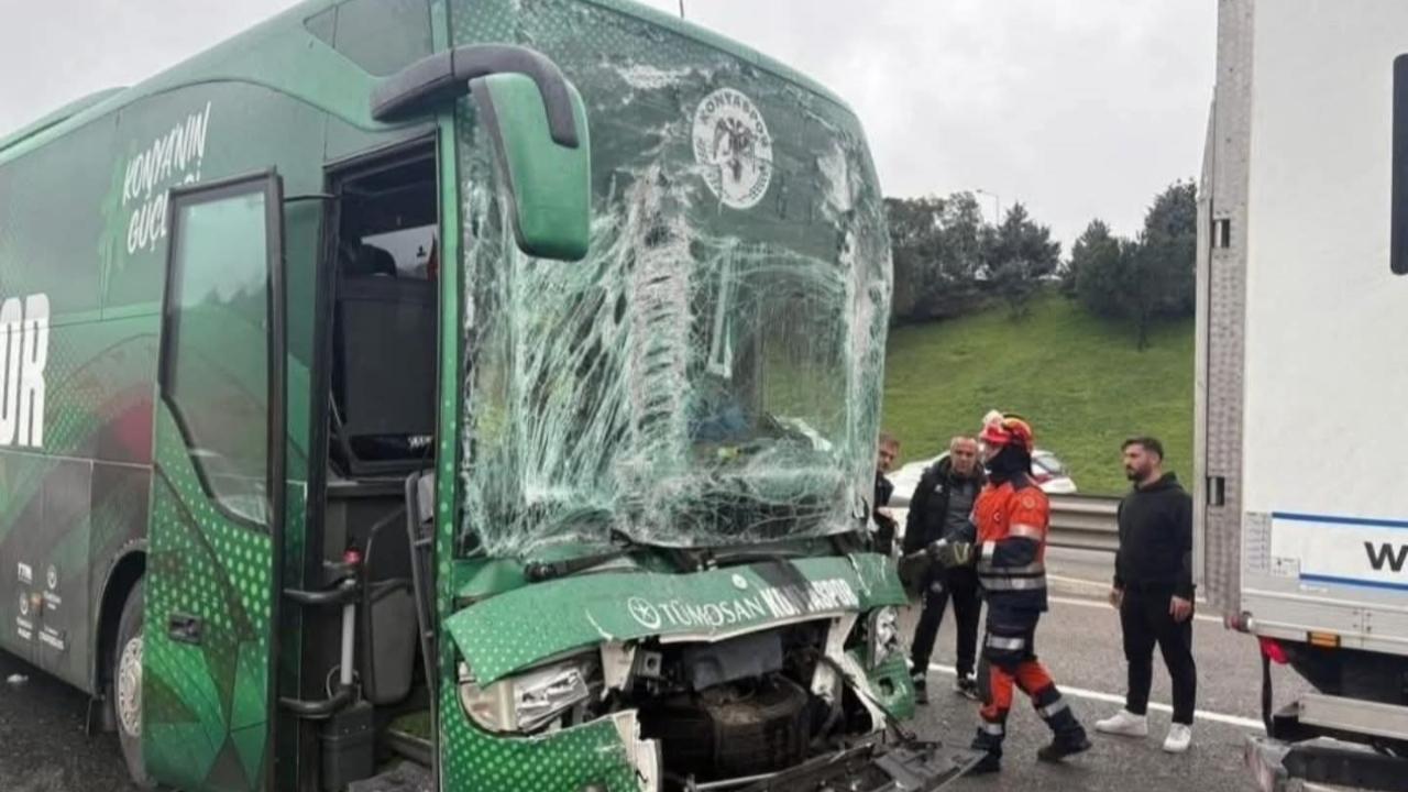 Konyasporlu gençleri taşıyan otobüs kaza yaptı