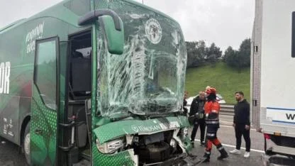 Konyasporlu gençleri taşıyan otobüs kaza yaptı