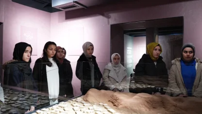 Lima öğrencileri Taş Bina’daki Siyer Sergisi’ni ziyaret etti