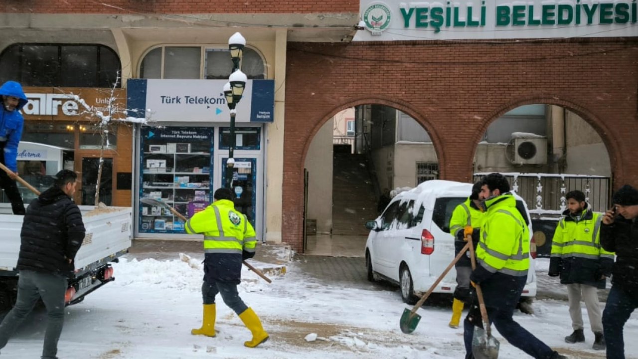 Mardin Yeşilli'de karla mücadele çalışmaları sürüyor