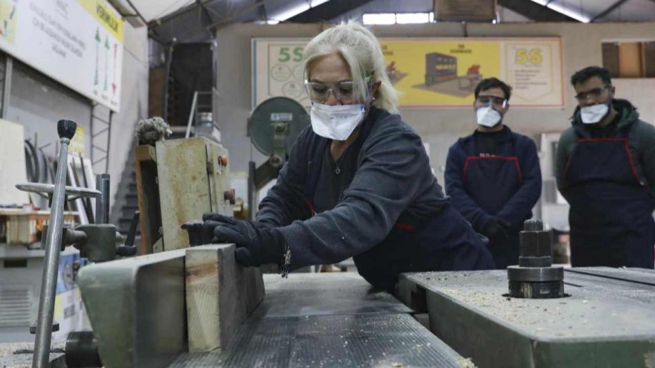 Mersin'de kadın mobilya ustaları yetiştiriyor