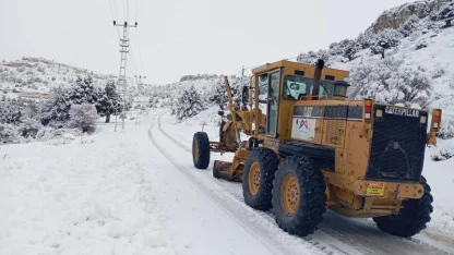 Mersin'de karla mücadele aralıksız sürüyor