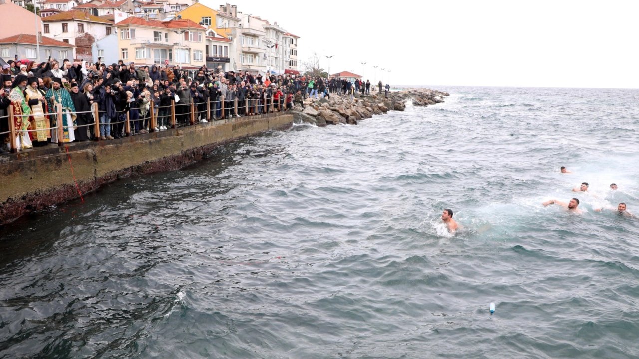 Mudanya Tirilye'de denizden haç çıkarma töreni yapıldı