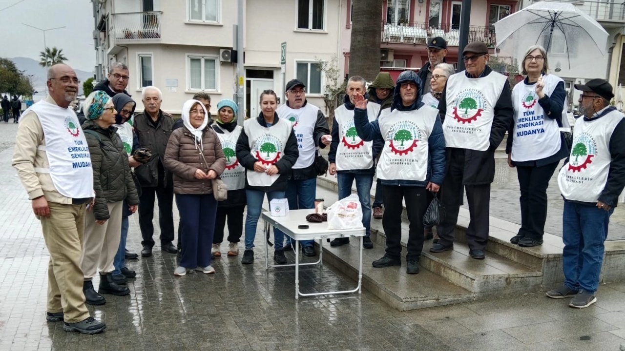 Mudanya'da emeklilerden 'seyyanen zam hemen' eylemi