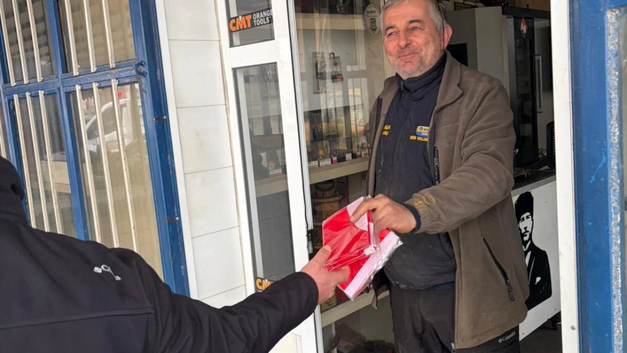 Muğla dağıttığı Türk bayraklarıyla dayanışma mesajı verdi