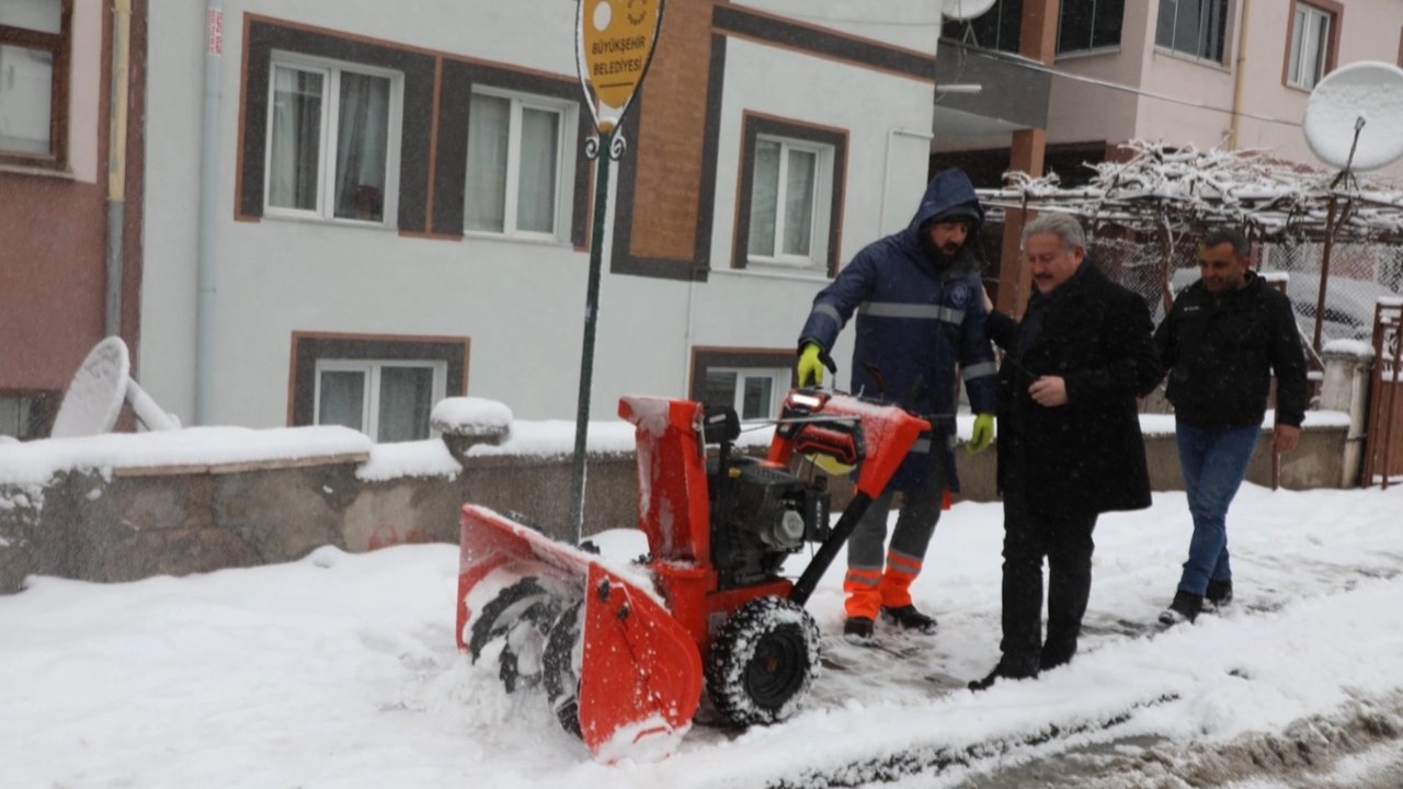 Mustafa Palancıoğlu karlı havada sahaya indi