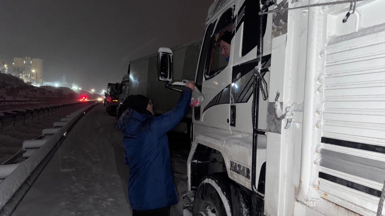 Şahbaz Derneği kar yağışında yolda kalan vatandaşların yanında