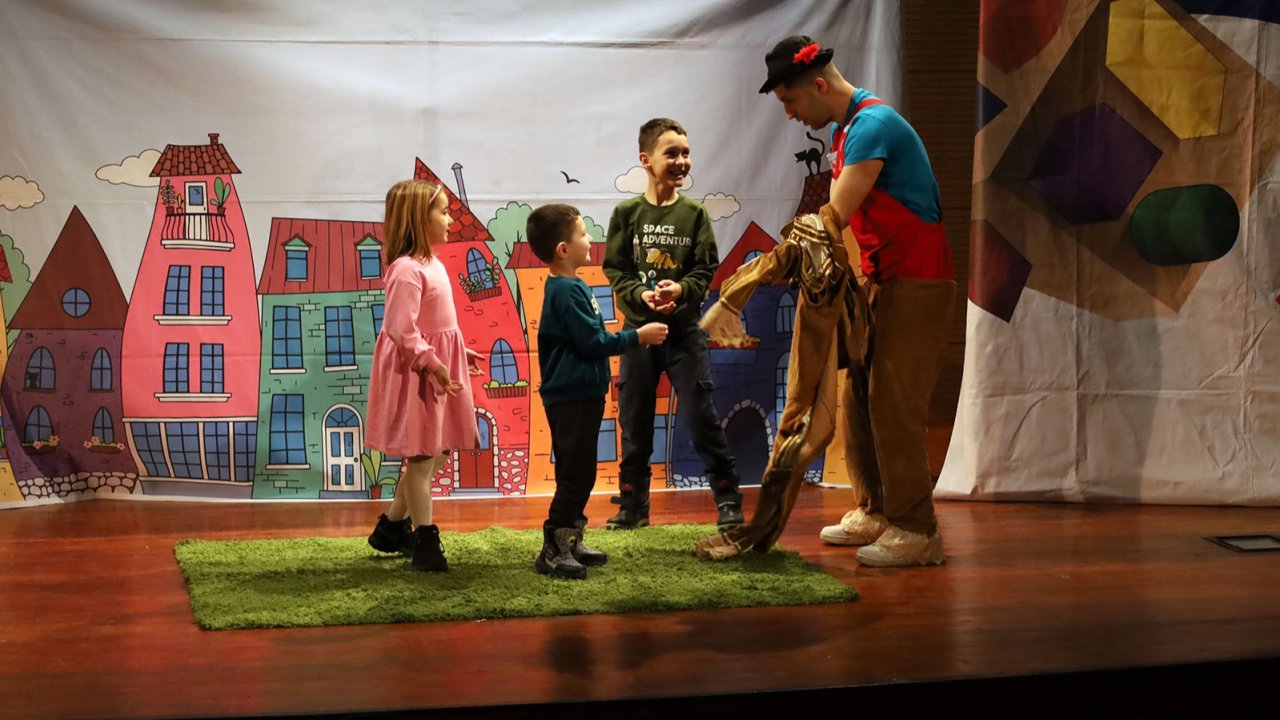 Sakarya'da bin 500 çocuğu tiyatroyla buluştu