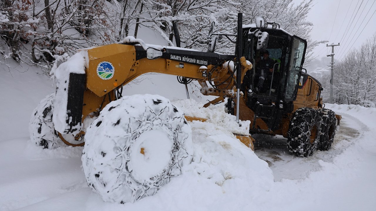 Sakarya'da karla mücadele mesaisi! 6 grup yolu ulaşıma açıldı