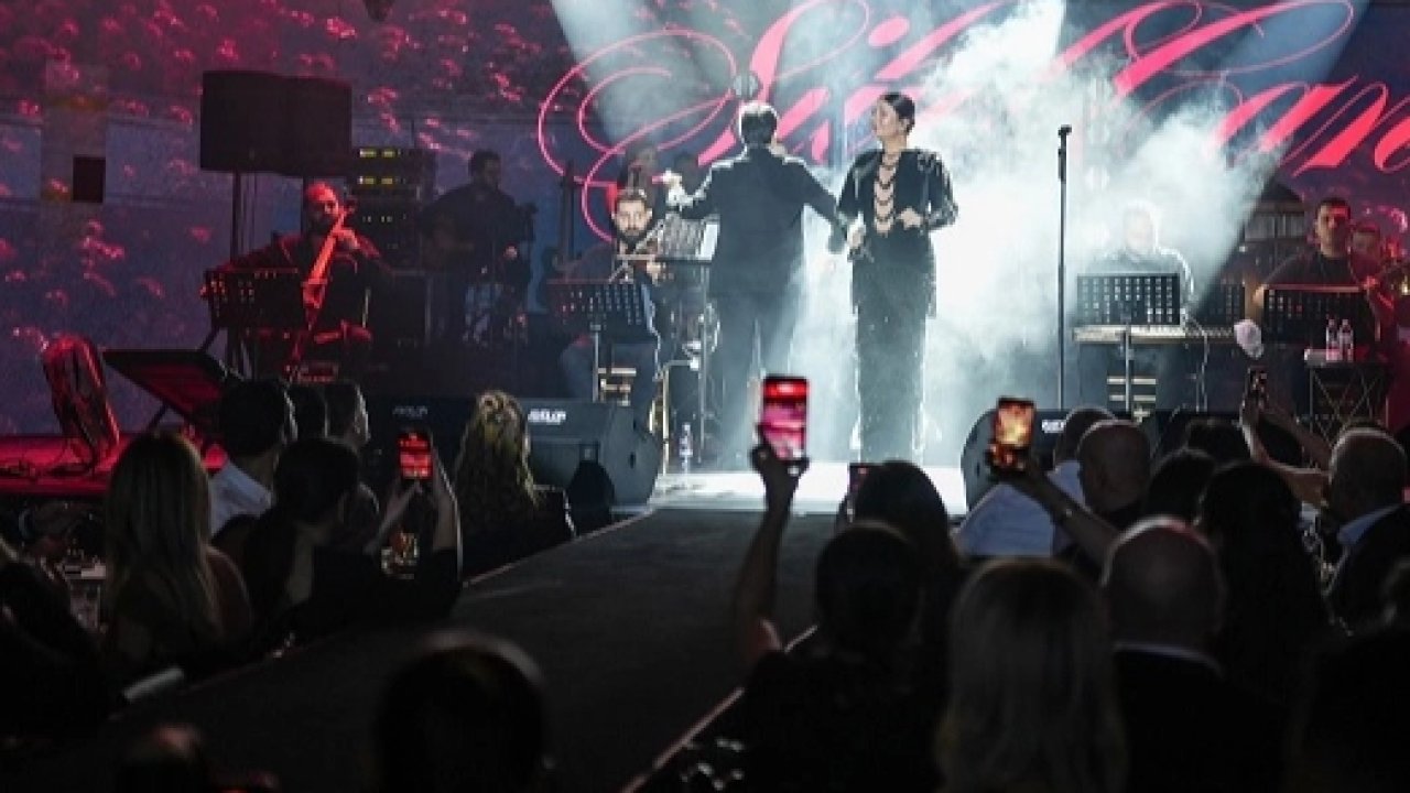 Sibel Can zarafetiyle göz kamaştırdı