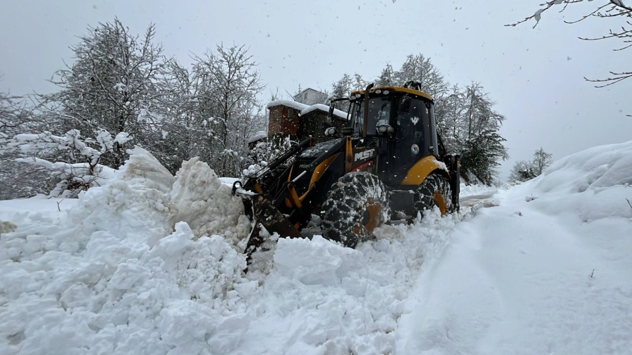 Trabzon’da kar yağışı sonrası 70 mahalle yolu açıldı