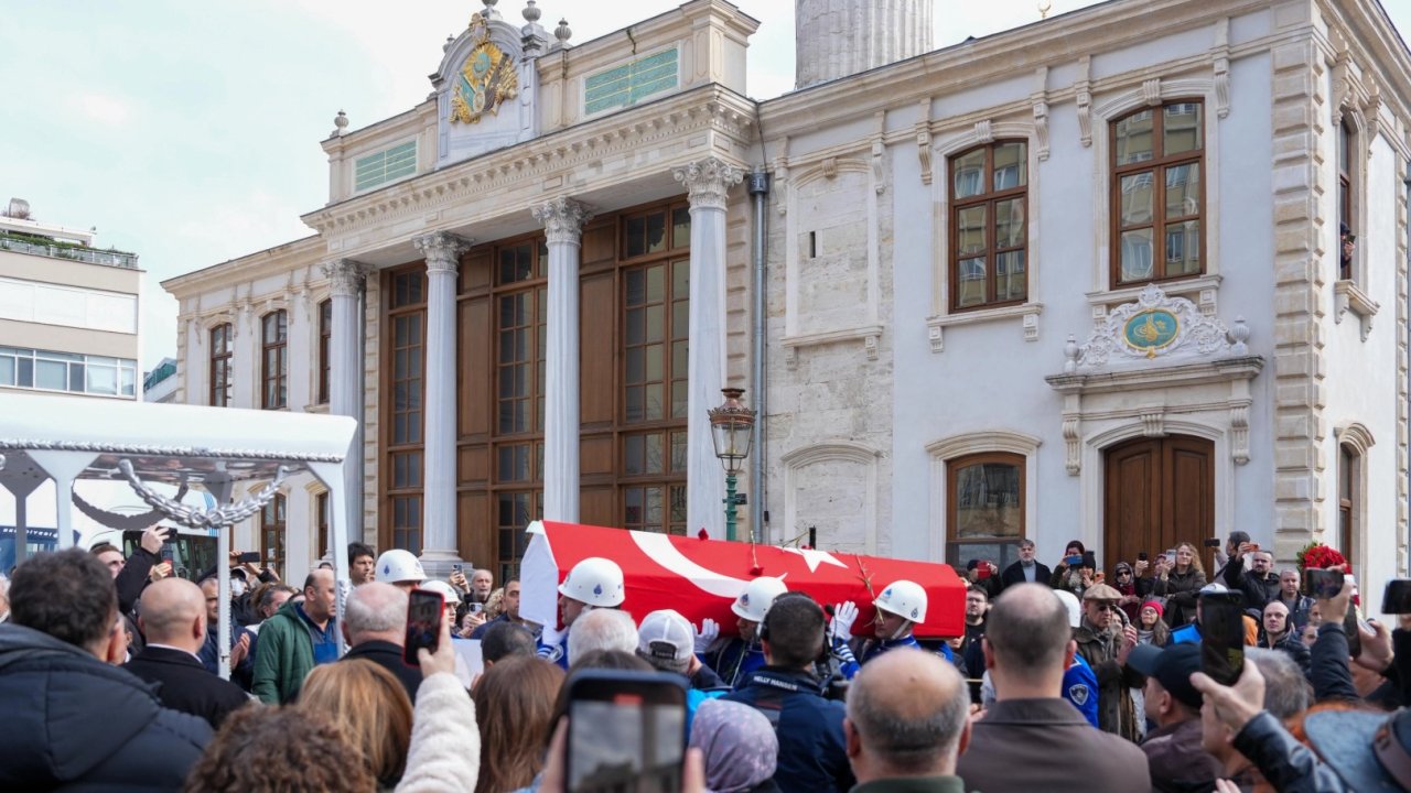 Usta tiyatrocu Haldun Dormen son yolculuğuna alkışlarla uğurlandı