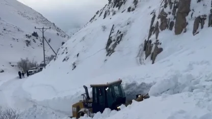 Van'da çığ düştü, 2 hastaya ambulans ulaştırıldı