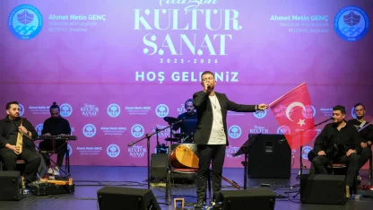 Volkan Arslan’dan Türk bayrağıyla anlamlı konser