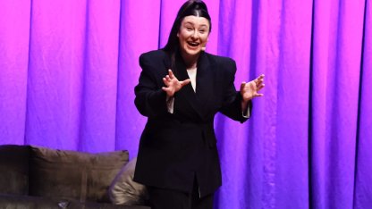 Yasemin Sakallıoğlu, İzmirlileri kahkahaya boğdu