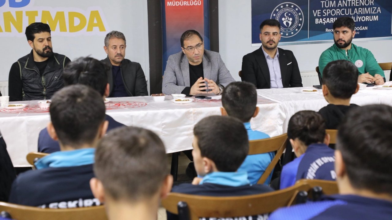 Ağrı'da Sporcu Eğitim Merkezi’nde gençlerle iftar buluşması