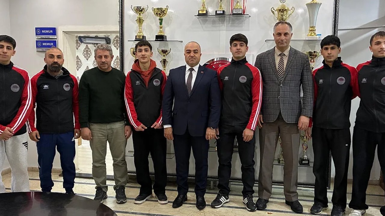 Ağrılı halterciler Mersin'de madalyaları topladı