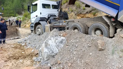 Alanya’da heyelan ve göçük sonrası Büyükşehir’den yoğun mesai