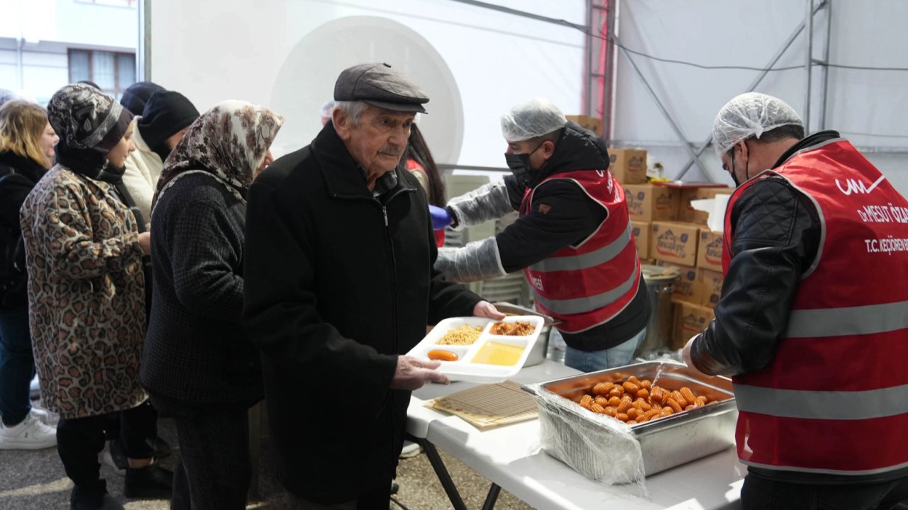 Ankara Keçiören’de Ramazan sofraları binlerce kişiyi buluşturuyor