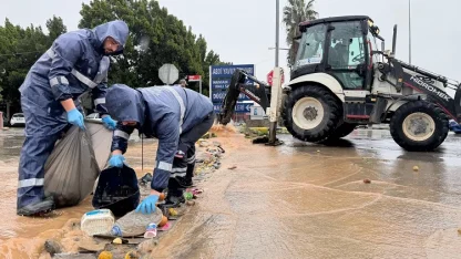 Antalya Büyükşehir ekipleri şiddetli yağışa karşı teyakkuz halinde