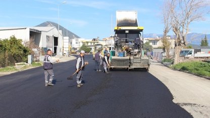 AntalyaBüyükşehir Finike’nin ana arterlerini sıcak asfalt ile kaplıyor