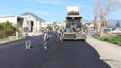 AntalyaBüyükşehir Finike’nin ana arterlerini sıcak asfalt ile kaplıyor