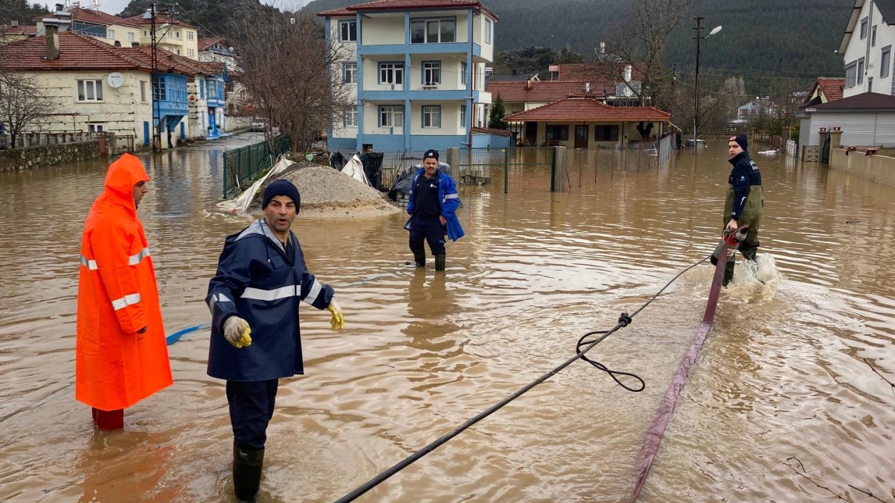 Antalya'da Büyükşehir ekipleri yağışın izlerini siliyor