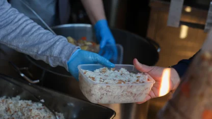 Antalya'da Mobil Aşevi’nden sıcak yemek ikramı