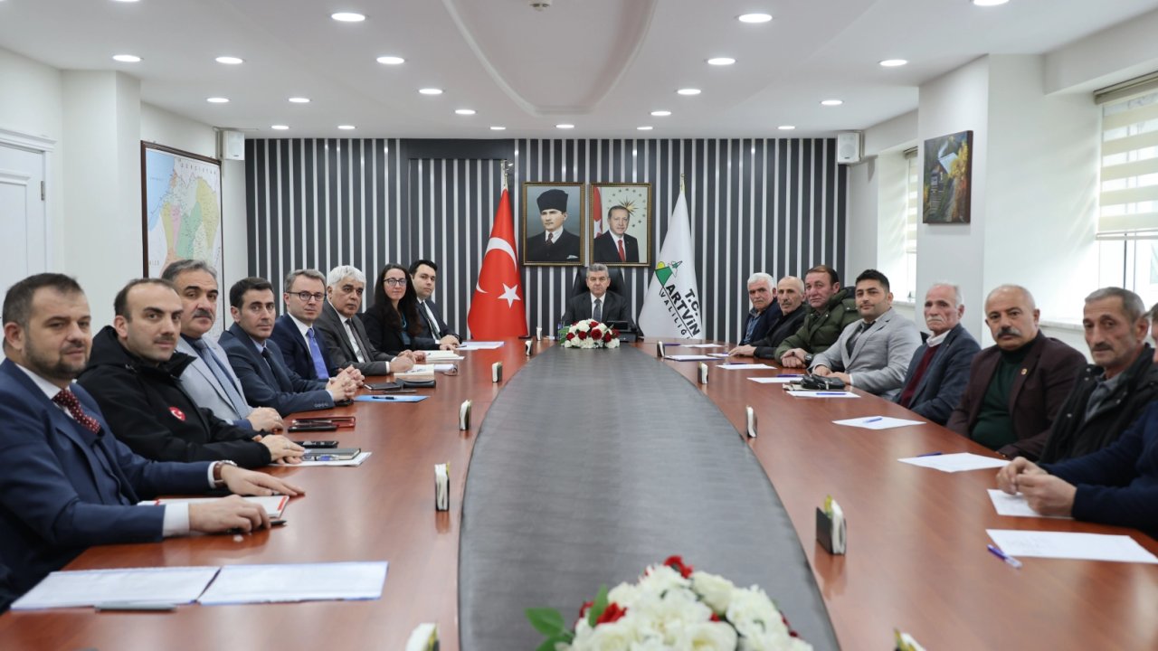 Artvin’de Vali Ergün muhtarların sorunlarını dinledi