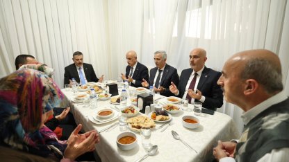 Bakan Çiftçi depremzede aileyle iftar yaptı