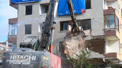 Bakırköy’de 46 yıllık riskli bina yıkıldı