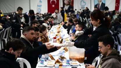 Balıkesir’de iftar çadırı vatandaşları buluşturuyor