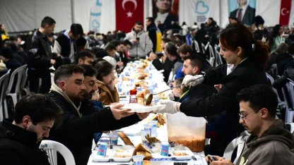 Balıkesir’de iftar çadırı vatandaşları buluşturuyor