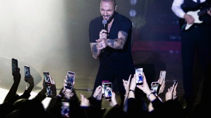 Berkay'dan sahnedeyken duygusal veda