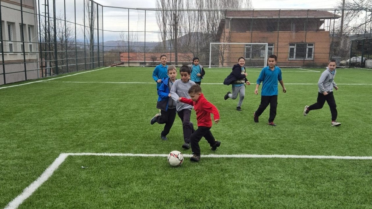 Bursa Büyükorhan'daki halı saha sil baştan yenilendi