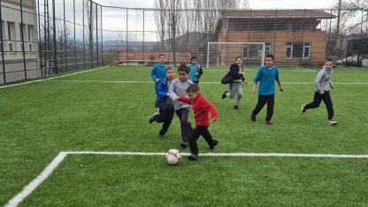 Bursa Büyükorhan'daki halı saha sil baştan yenilendi