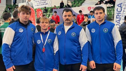 Bursa Büyükşehirli güreşçiler Türkiye kürsüsünü es geçmedi