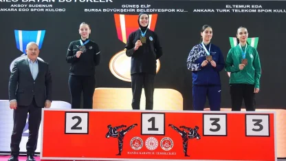 Bursa Büyükşehirli karateciler kürsüden inmedi