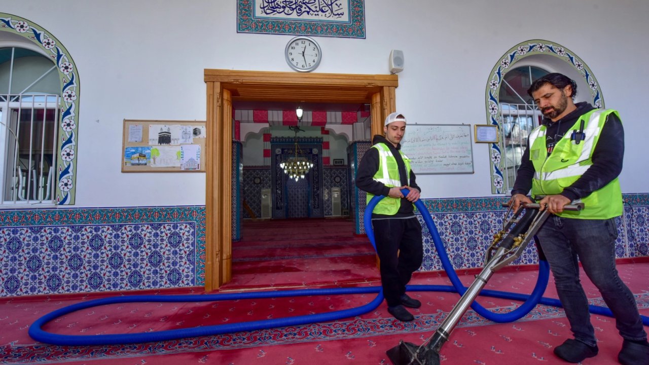 Bursa camilerinde Ramazan temizliği