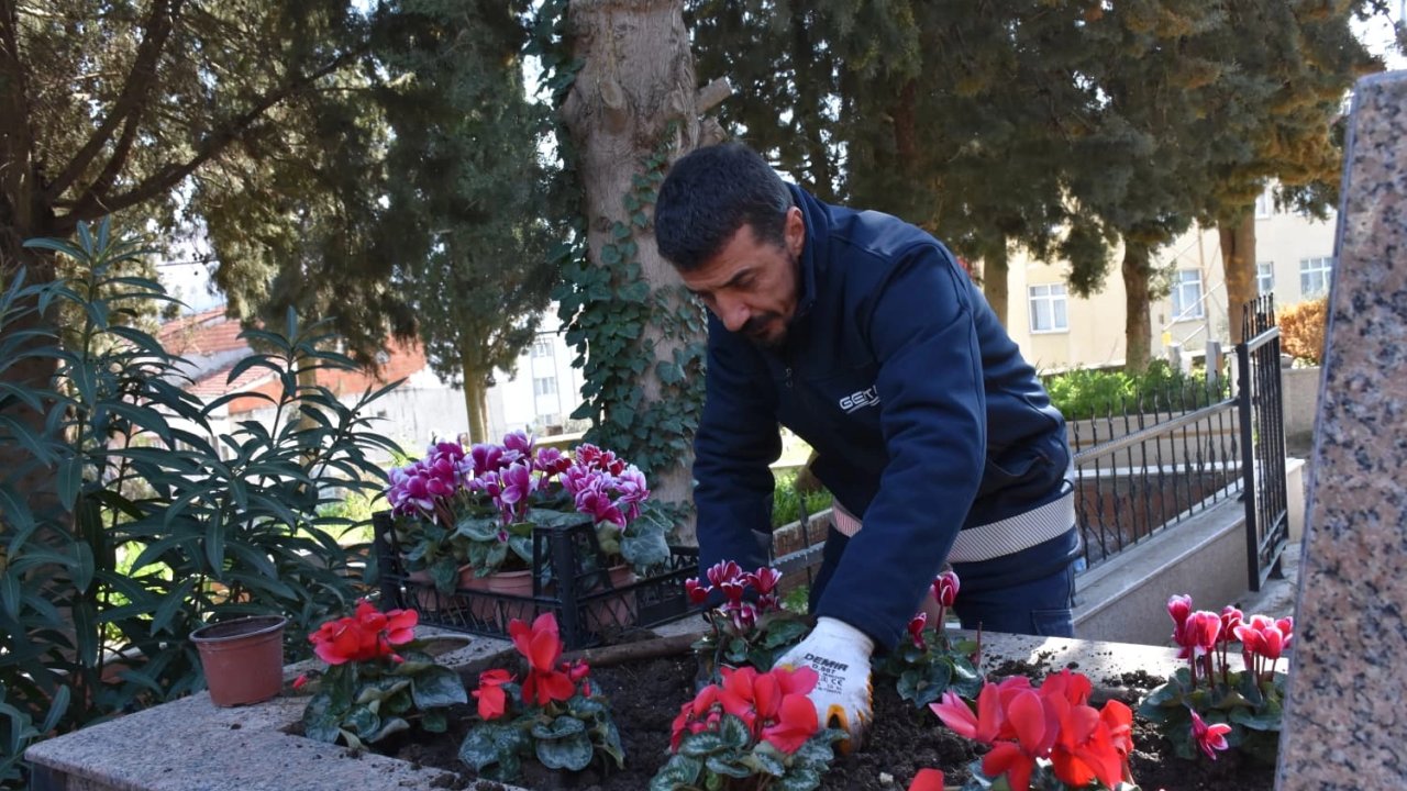 Bursa Gemlik’te şehitliklere titiz bakım