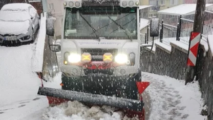 Bursa Osmangazi’nin yüksek kesimlerinde kar mesaisi