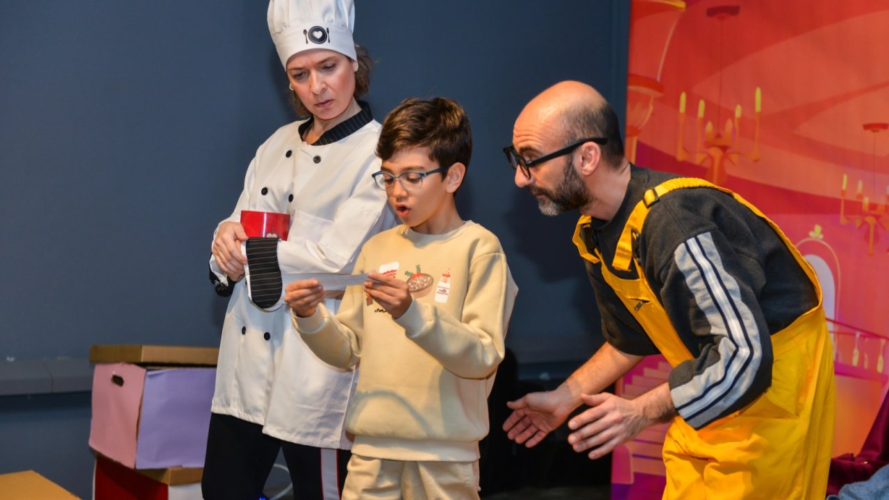 Bursa’da çocuklar “Kayıp Şapka Macerası” ile kahkahaya doydu