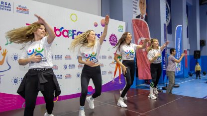 Bursa’da kadınlar zumba ile enerji depoladı