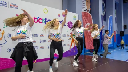 Bursa’da kadınlar zumba ile enerji depoladı