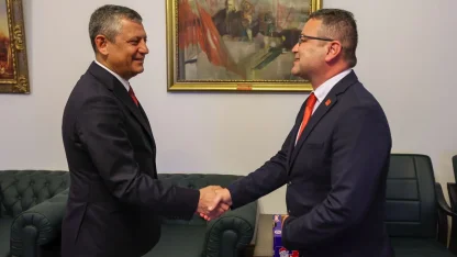 CHP Genel Başkanı Özgür Özel’e Kumluca raporu... Afetlerin vurduğu üretime acil destek çağrısı