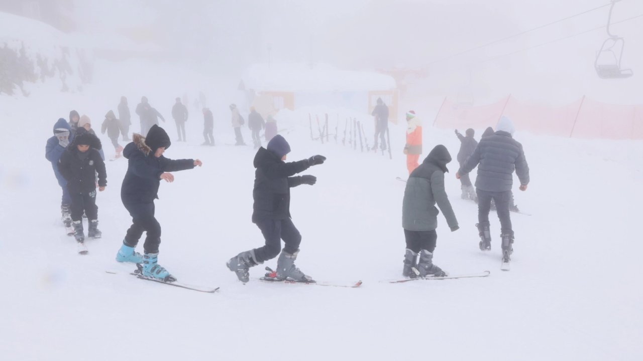 Çocukların Uludağ’da kar keyfi