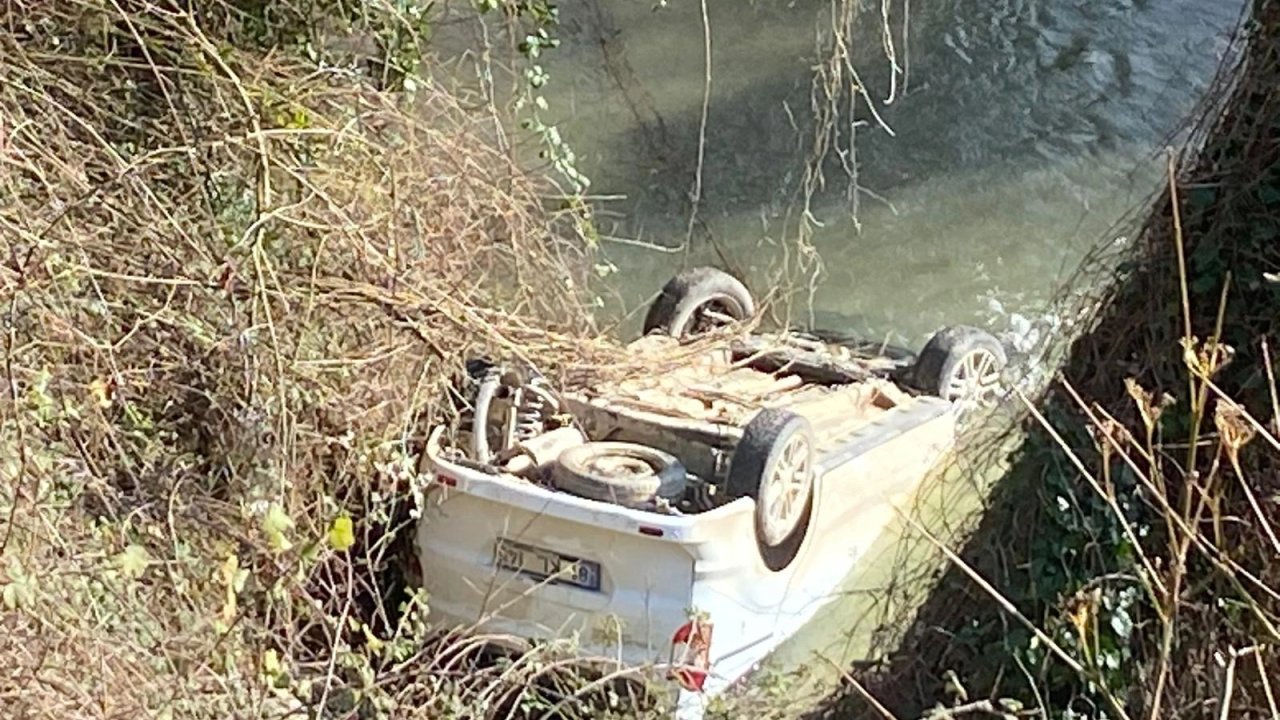 Düzce Akçakoca’da otomobil dere yatağına yuvarlandı