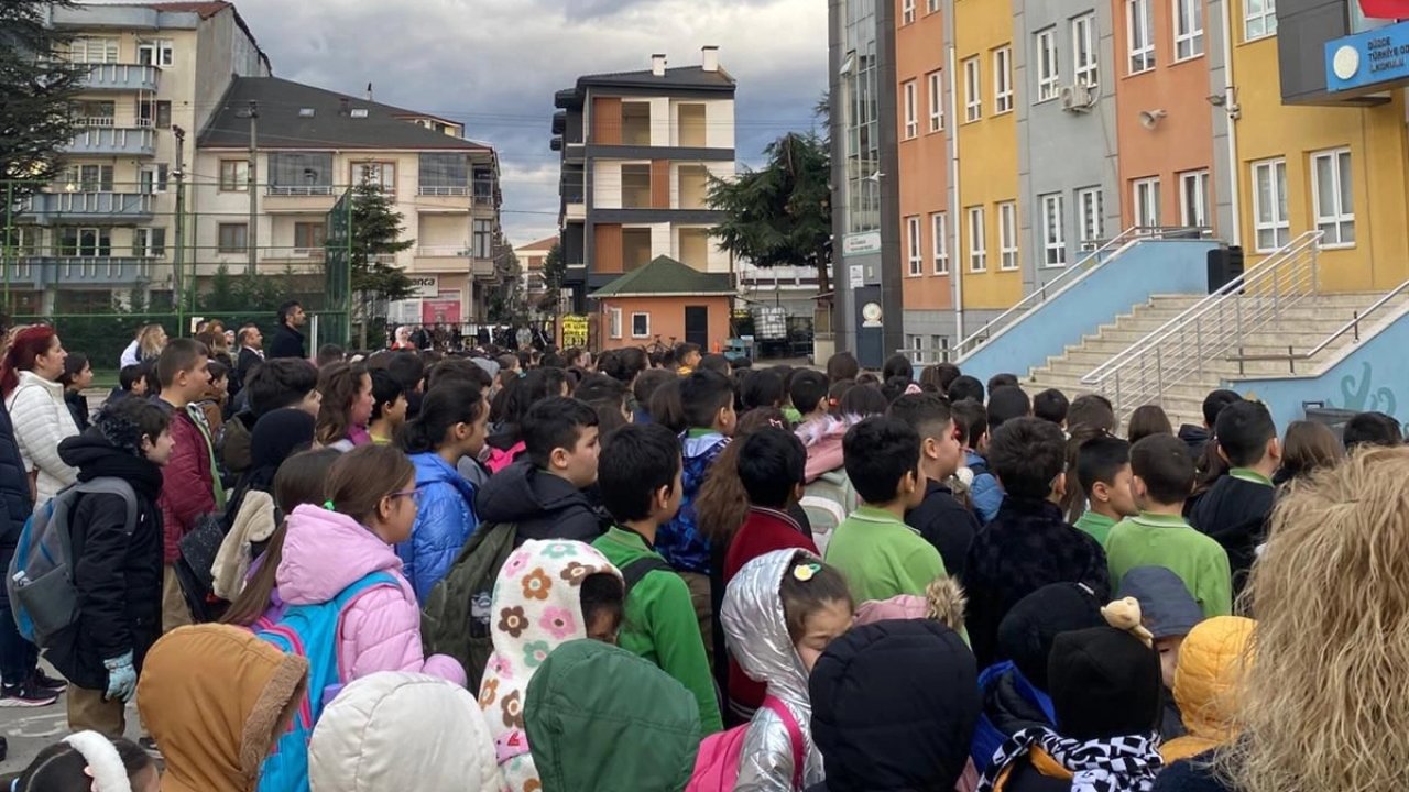 Düzce'de okullarda ilk derste saygı duruşu